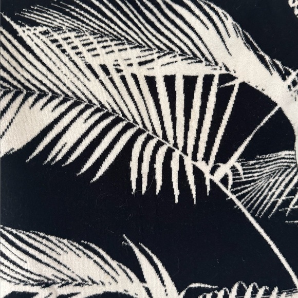 💥Cache Black and Cream Leaf Print Top - Picture 2 of 6